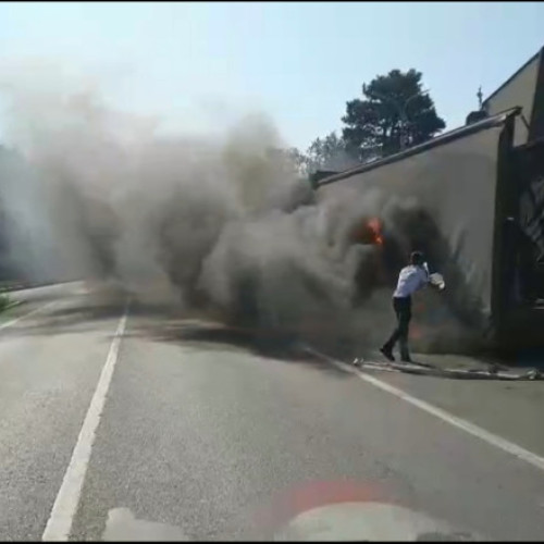 Video Camion în flăcări pe DN 6. Traficul este complet blocat în zonă, după ce anvelopa unei remorci a luat foc în mers