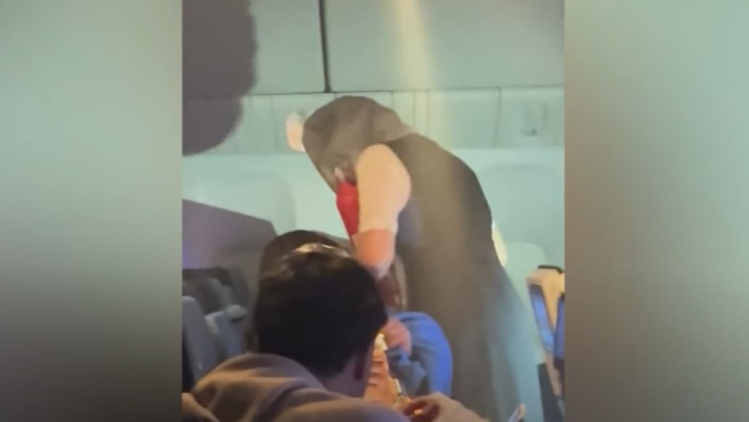 Video Reacția pasagerilor după ce o baterie externă a luat foc într-un avion aflat în zbor. Cabina s-a umplut imediat de fum