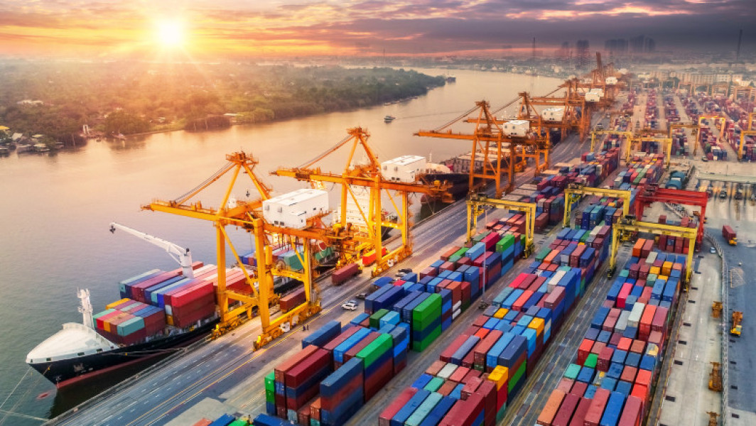 SUA amenință cu represalii țările care sprijină planul pentru emisii nete zero în transportul maritim. Ce îl deranjează pe Donald Trump