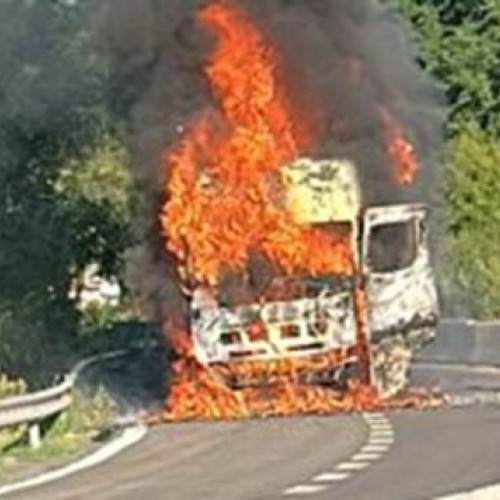 Un TIR care transporta produse alimentare a luat foc pe DN7/ Imagini de la fața locului