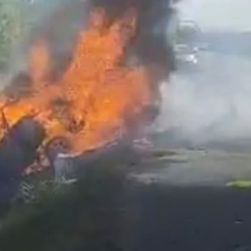 O şoferiţă a murit carbonizată după ce a intrat cu maşina într-un TIR, în județul Timiș