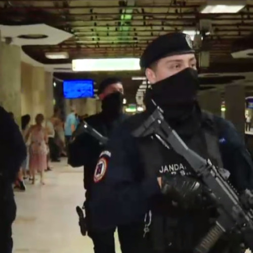 Video Jandarmii înarmați la metrou au dat naștere unor teorii ale conspirației. Ce spun oamenii care s-au întâlnit cu ei în stații