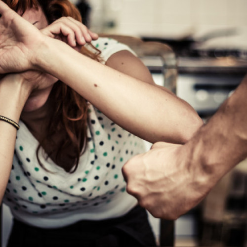 Video Mărturia tulburătoare a victimei unei relații abuzive: „Începe prin a te izola de familie, de prieteni, asta în primul rând”