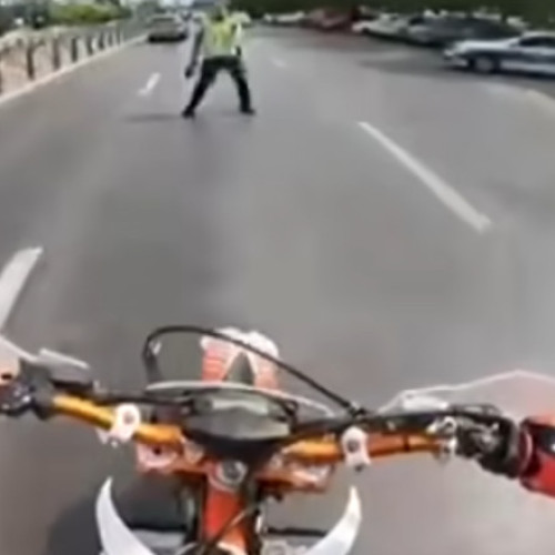 Video Gestul teribilist al unui tânăr pe motocicletă care i-a adus o amendă de 800 de lei și suspendarea permisului