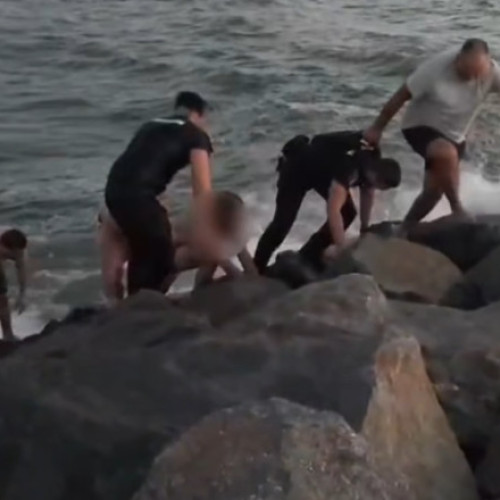 Video Operațiune dificilă pe o plajă din Constanţa: Două persoane luate de curenţi au fost salvate de jandarmi