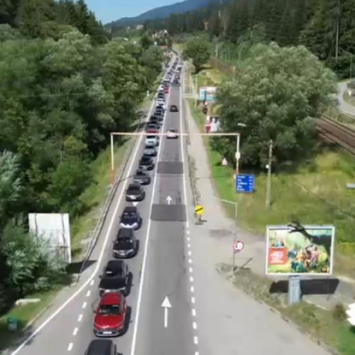 Video Aglomerație pe șoselele spre mare și munte și blocaj pe calea ferată, de Sf. Maria. Cum a arătat începutul minivacanței pe austostrăzi