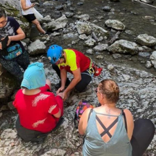 Fetiţă de 11 ani, accidentată pe Cheile Râmeţului. Intervenţia Salvamont, îngreunată de numărul mare de turişti aflaţi pe traseu