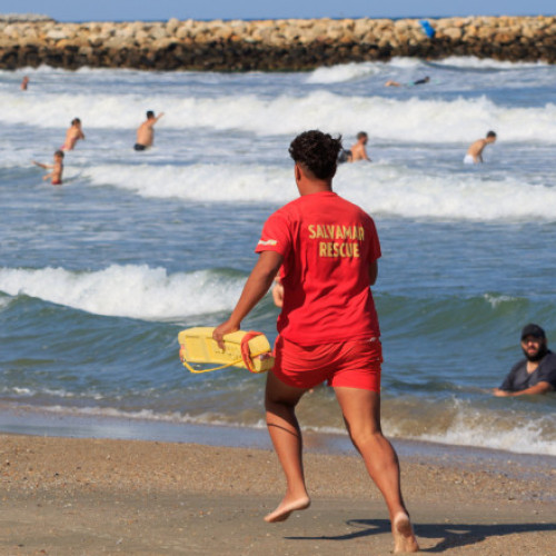 Video Pericol pe litoralul românesc: a fost arborat steagul roșu. Un turist a murit înecat la Jupiter