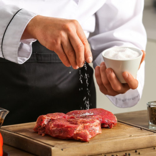 Un bărbat de 60 de ani s-a îmbolnăvit grav după ce ChatGPT i-a recomandat să înlocuiască sarea cu bromură. Avertismentul medicilor