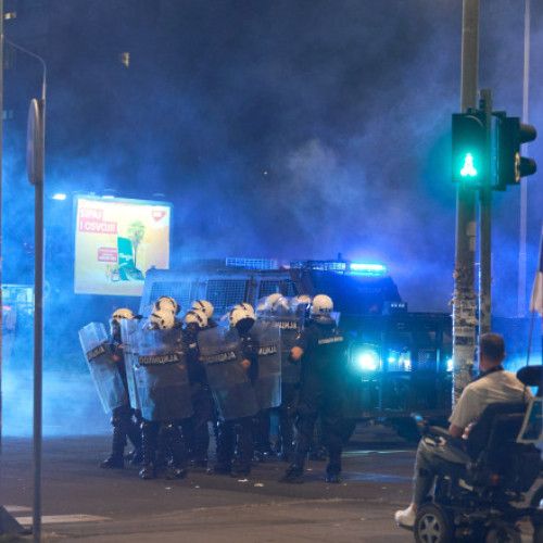 A cincea noapte de proteste în Serbia: birourile Partidului Progresist Sârb, aflat la putere, au fost incendiate