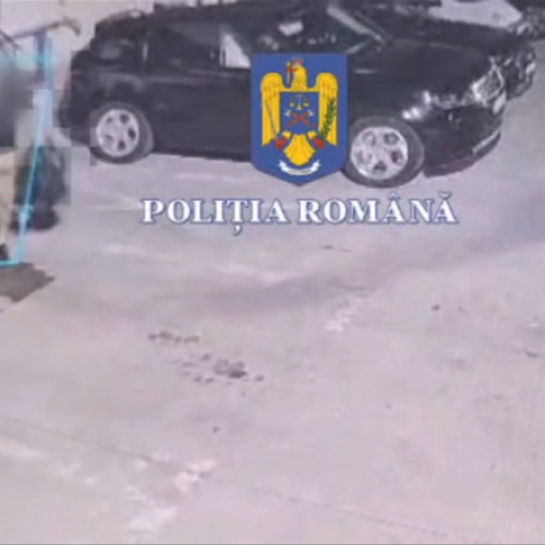 Video O femeie din Craiova a fost jefuită de un bărbat cunoscut pe internet. El i-a furat mașina și a fugit cu ea, deși nu avea permis