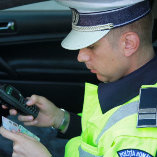 Șofer din Târgu-Jiu prins conducând cu peste 200km/h pe drumul expres Pitești - Craiova. Polițiștii au dat amenzi de 70.000 de lei