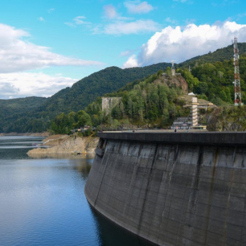 Un nou val de fake news: „Francezii seacă Vidraru ca să pună mâna pe aur.” Care este de fapt motivul golirii lacului