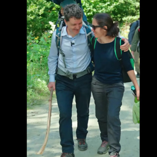 Video „Ia uite ce v-a cules mami”. Nicușor Dan s-a filmat cu familia la Sâmbăta de Sus, unde a vizitat și chilia lui Arsenie Boca