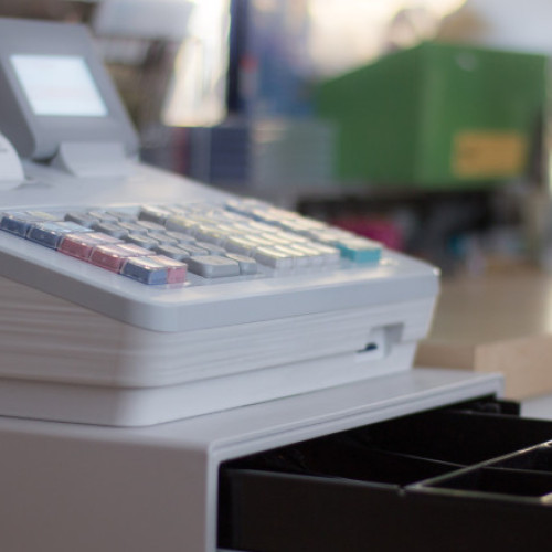 Un tânăr de 17 ani a smuls casa de marcat dintr-o brutărie din Bacău și a luat-o la fugă cu ea