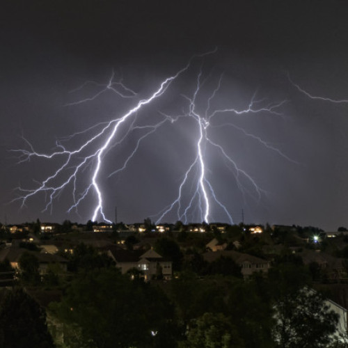Cod roșu de furtuni puternice, grindină și vijelii. Zonele vizate de avertizarea ANM