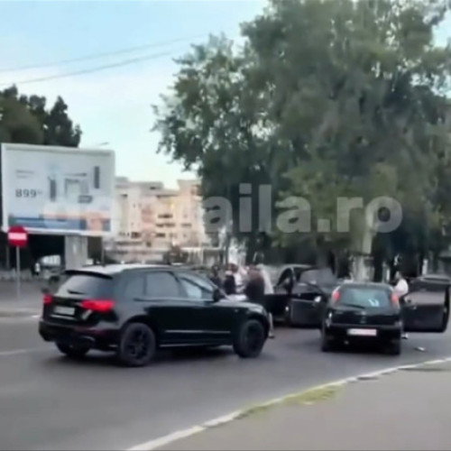 Video Bătaie cu săbii și topoare în trafic, în Brăila: polițiștii îi caută pe agresori. Scenele șocante au fost filmate de martori