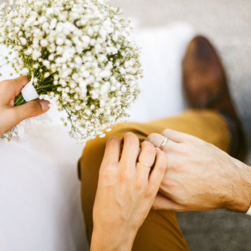 Video „Caut nași", anunțul care a invadat rețelele sociale. Cum au ajuns tinerii care vor să se căsătorească să-și caute nașii pe internet