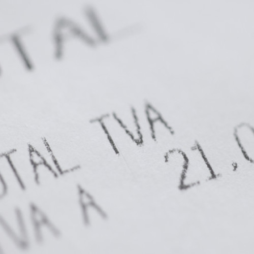 Românii au primit facturi cu TVA majorat la 21% din iulie, în loc de august, pentru mai multe servicii. Cum se explică situația