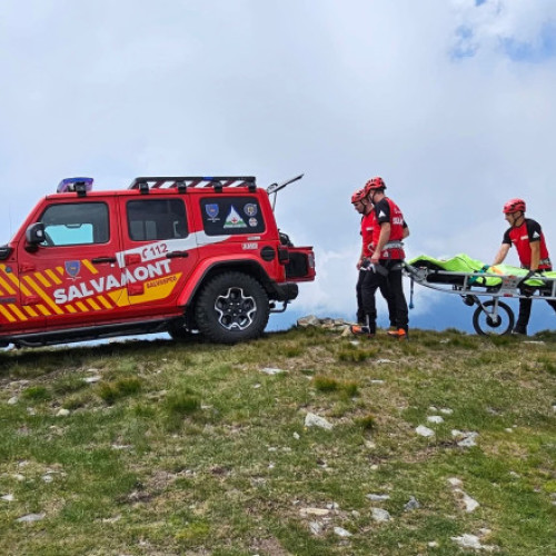 Salvamontiștii au intervenit pentru salvarea a 16 persoane pe munte, dintre care șapte au fost transportate la spital cu ajutorul ambulanțelor SAJ, SMURD sau Salvamont, conform celor mai recente date. Dispeceratul Național Salvamont a primit în ultimele 24 de ore 13 apeluri de urgență pentru intervenții, iar alte 31 au vizat solicitări de sfaturi și informații despre trasee turistice din zonele montane.