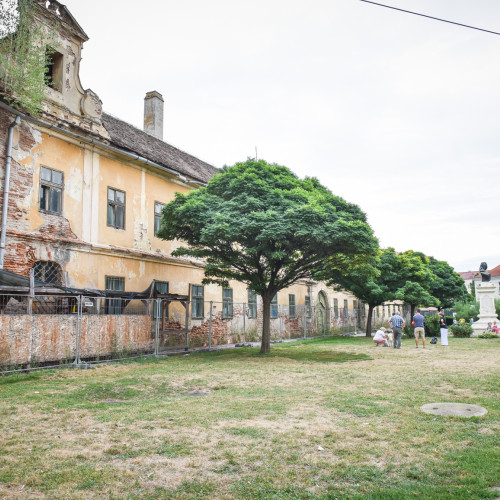 Consiliul local Sibiu se pregătește să aprobe demolarea unor garaje de pe strada Gladiolelor pentru reabilitarea fostului orfelinat Maria Tereza