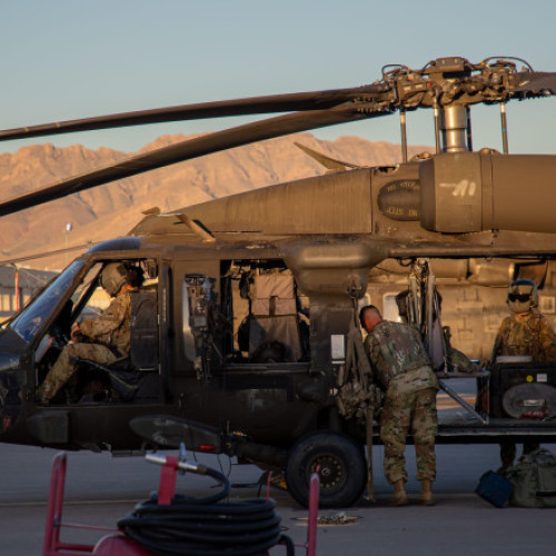 armata SUA va moderniza elicopterele Black Hawk pentru lansarea dronelor în timpul zborului