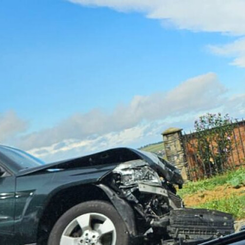 Un accident grav s-a produs duminică pe un drum național din Botoșani, în apropierea intrării în oraș, dinspre Stăuceni. Potrivit martorilor, două autoturisme au fost implicate în coliziune, însă cauzele exacte ale accidentului nu sunt încă clare. La fața locului au ajuns mai multe echipaje medicale pentru a acorda ajutor victimelor.