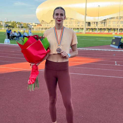 Andreea Ograzeanu, o sportivă din Alexandria, a obținut medalia de argint la Campionatul Național de Seniori. La vârsta de 35 de ani, sportiva a concurat la proba de 100 metri și a terminat cu un timp de 12,11 secunde. Performanța sa a fost remarcată de clubul său, Clubul Sportiv Municipal Alexandria, care a transmis felicitări, menționând că „Andreea Ograzeanu, la 35 de ani, a demonstrat încă o dată că pasiunea și perseverența duc la rezultate remarcabile.”