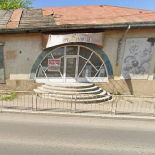 Clădirea brutăriei Remina din Podu Iloaiei, locul unde mulți trecători, fie pe jos, fie cu mașina, opreau pentru a cumpăra covrigi pe sfoară, este scoasă la vânzare pentru 100.000 de euro, anunță „Ziarul de Iași”. Potrivit anunțului, imobilul se află pe strada Națională, după podul peste Bahlui, pe drumul dinspre Iași, și are aproape 500 de metri pătrați construiți, un beci de 87 mp și un teren de 699 mp. Clădirea, construită în anii ’80, este racordată la toate utilitățile și este în prezent în proces de renovare interioară.