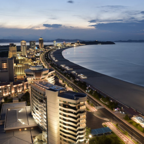 O turistă rusoaică a vizitat plajele din Wonsan Kalma, Coreea de Nord, și a împărtășit experiența sa despre această locație izolată. Anastasia Samsonova, în vârstă de 33 de ani, angajată în domeniul resurselor umane, a fost printre primele persoane care au avut ocazia să exploreze această stațiune de pe coasta estică a țării, inaugurată pe 1 iulie, notează BBC. Zona, unde liderul Kim Jong Un și-a petrecut o mare parte din tinerețe, este situată într-o regiune exclusivistă și a fost deschisă recent pentru turiștii străini.