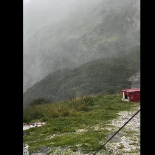 Fulgii de zăpadă au fost observați deja în Munții Rodnei, deși vara încă nu s-a încheiat, informează digi24.ro. O turistă aflată în drumeție a filmat imagini cu iarnă de-a dreptul surprinzătoare pentru această perioadă, în toiul verii. Femeia se afla în apropiere de Vârful Pietrosu, la peste 2.000 de metri altitudine, când a realizat această filmare.