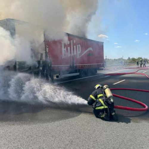 Incendiu pe autostrada A1 la kilometrul 455, în vestul țării