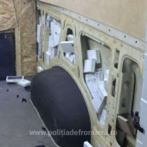 Aproape 200 de telefoane mobile confiscate în microbuzul cu număr de Ucraina