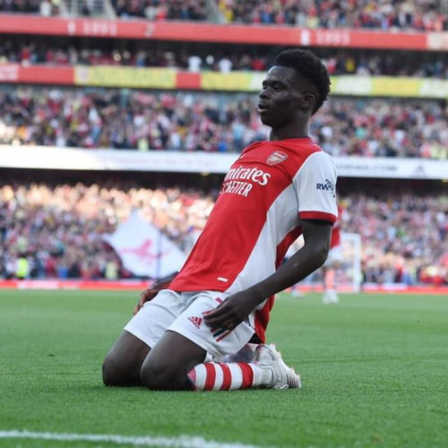 Bukayo Saka, atacantul echipei Arsenal Londra, va fi absent aproximativ patru săptămâni din cauza unei accidentări. Jucătorul englez, în vârstă de 23 de ani, a părăsit terenul în repriza secundă a meciului contra echipei Leeds United, câștigat de Arsenal cu scorul de 5-0, discutat sâmbătă în Premier League.