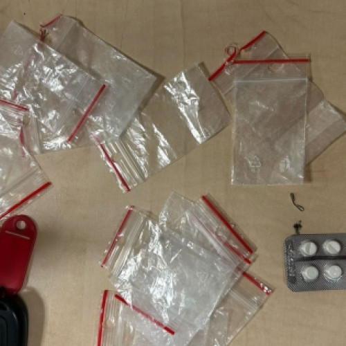 Un bărbat de 22 de ani și o femeie de 28 de ani au fost arestați preventiv pentru trafic de droguri