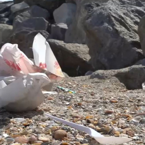 Dezastru pe litoral la final de sezon: plaje pline de mizerie