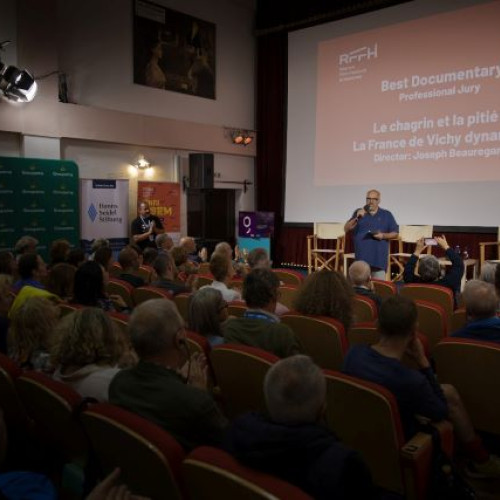 Festivalul de Film și Istorii Râșnov (FFIR) 2025 s-a încheiat cu succes, aducând în orașe precum Râșnov, Brașov, Feldioara și Codlea sute de spectatori și invitați. Timp de două săptămâni, între 8 și 24 august, evenimentul a oferit peste 50 de proiecții de film documentar, 19 dezbateri și conferințe, 20 de concerte, trei spectacole de teatru, 11 evenimente speciale și Scoala de Vară Astra. Potrivit site-ului newsbv.ro, festivalul a transformat aceste localități în adevărate centre culturale, consolidându-și poziția ca unul dintre cele mai importante festivaluri de film și istorie din Europa de Est.