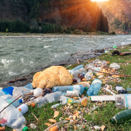 Gropile ilegale de deșeuri din România, o realitate greu de controlat