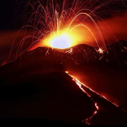 Vulcanul Etna a erupe din nou în Sicilia