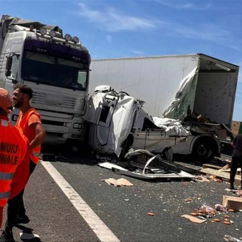 Accident pe Drumul Expres Craiova-Pitesti blochează circulația