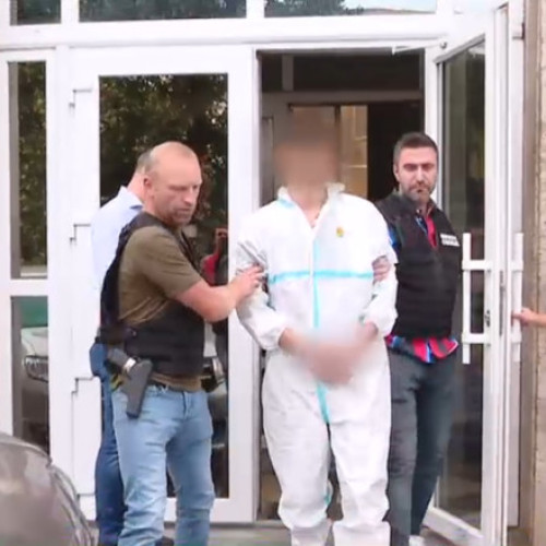 Un tânăr turc, implicat în evenimentele violente din centrul Bucureștiului, a fost plasat în arest preventiv pentru 30 de zile, acuzat de complicitate la tentativa de omor calificat. Potrivit unor informații oficiale, într-un comunicat al Parchetului de pe lângă Tribunalul București, suspectul, în vârstă de 19 ani, este cercetat pentru mai multe infracțiuni, printre care complicitate la tentativă de omor cu premeditare, nerespectarea regimului armelor și munițiilor, uz de armă fără drept și tulburarea ordinii publice.