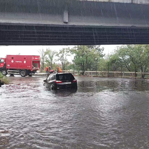 Mașină blocată în apă sub podul de la vama PF I