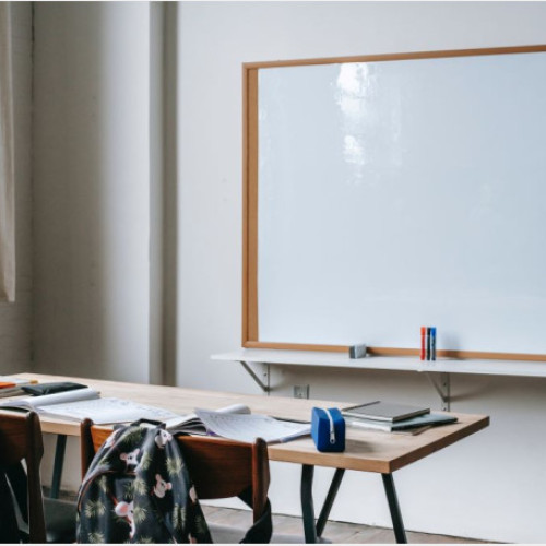 positiează în mod echilibrat limitele numărului de elevi în clasele din România pentru anul școlar 2025-2026