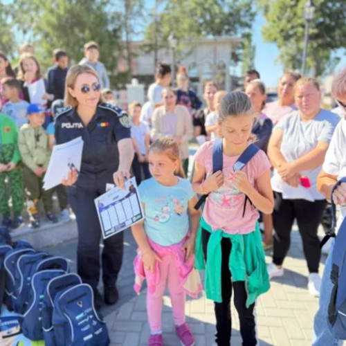 Polițiștii din Vrancea au distribuit ghiozdane cu rechizite și sfaturi pentru elevi