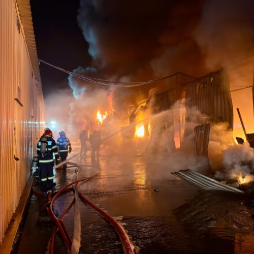 incendiul de la complexul dragonul roșu a fost stins după mai multe ore de intervenție
