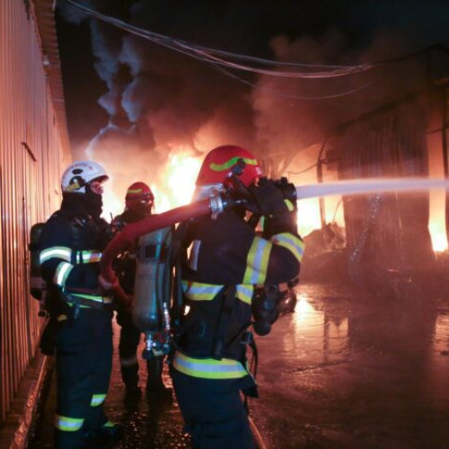 Incendiu puternic în Complexul Dragonul Roșu, peste 300 de pompieri intervenind noaptea trecută