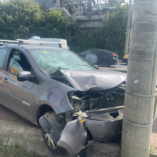 Tânăr băut a intrat cu mașina într-un stâlp și a fugit de la fața locului în Saveni