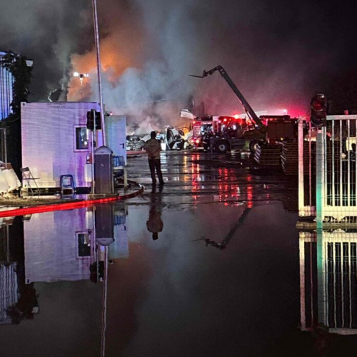 Incendiu difuz în complexul comercial &quot;Dragonul Roșu&quot; din București