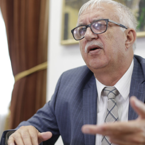 Modificările legate de pensiile magistraților au stârnit un conflict activ între sistemul judiciar și Guvern, lucru criticat de fostul președinte al Curții Constituționale, Augustin Zegrean. Acesta a declarat pentru Digi24.ro că aceste schimbări, precum limitarea pensiei la 75% din ultimul salariu și creșterea perioadei de tranziție la pensie, sunt nemulțumitoare și nedrepte.