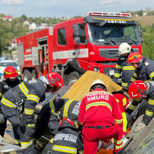 accident la curtesti: doi tineri răniți și o victimă încarcerată